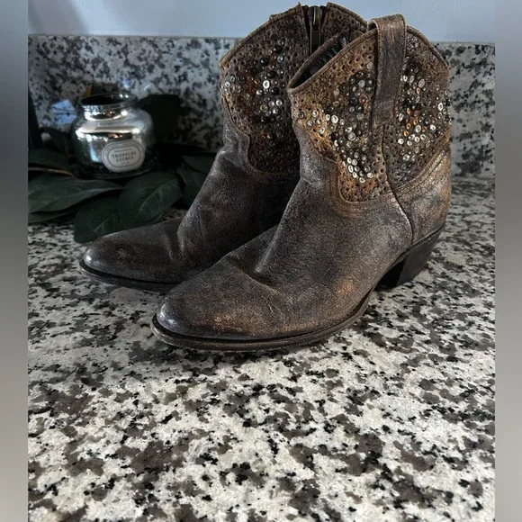 Frye Deborah Studded Boots Size 8 Distressed EUC - Picture 1 of 13